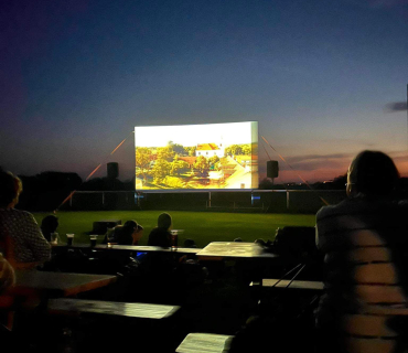 Letní kino na hřišti