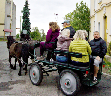 Po škole - loučení s učiteli Schmidtovými a paní Tichou