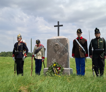 Slavnostní odhalení opraveného pomníku  setníka Volfa von Wachtentreu