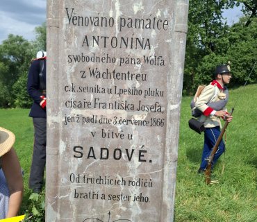 Slavnostní odhalení opraveného pomníku  setníka Volfa von Wachtentreu
