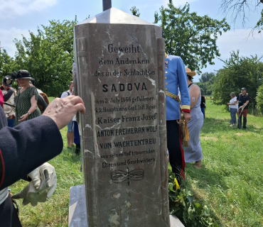 Slavnostní odhalení opraveného pomníku  setníka Volfa von Wachtentreu
