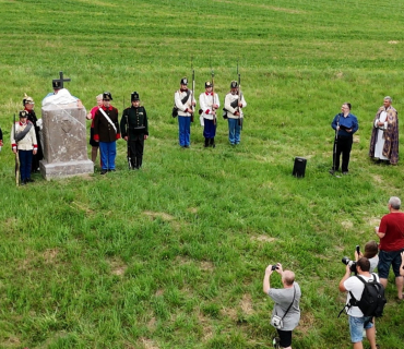 Slavnostní odhalení opraveného pomníku  setníka Volfa von Wachtentreu